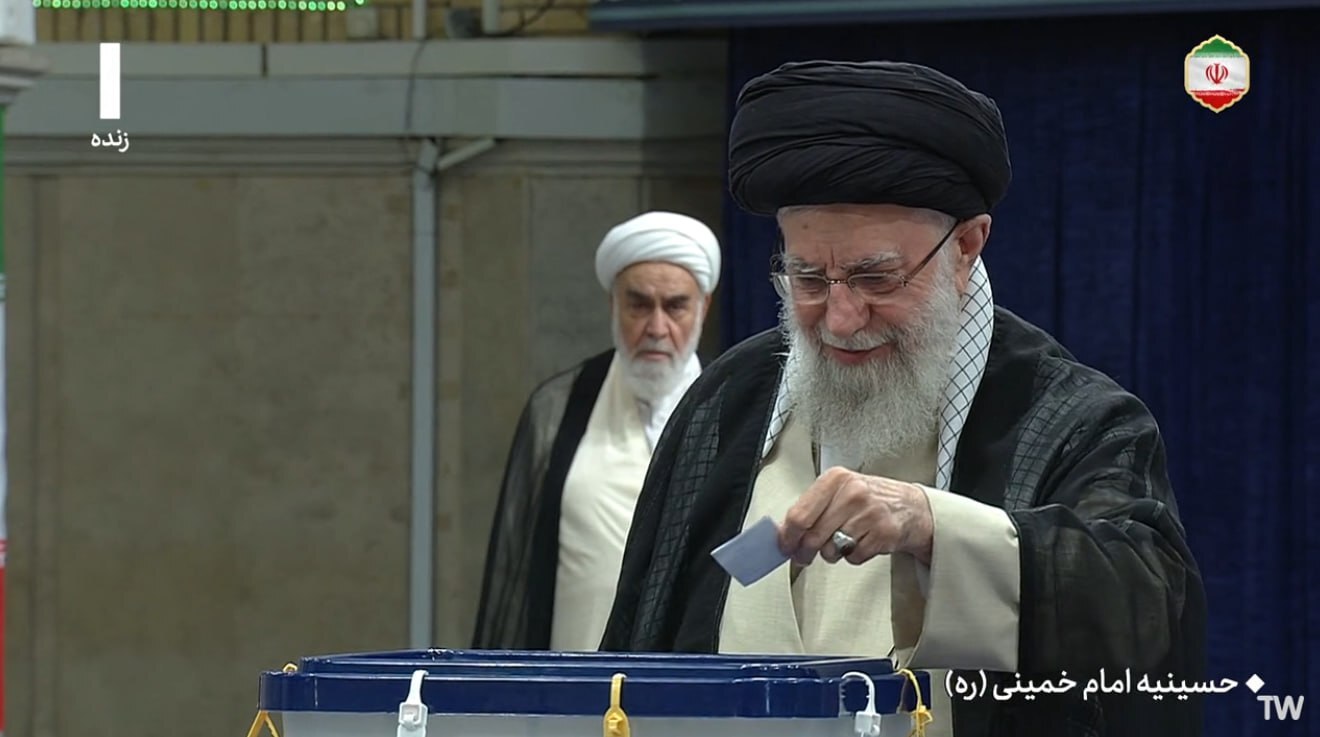 رهبری رای خود را به صندوق انداخت رهبری رای خود را به صندوق انداخت