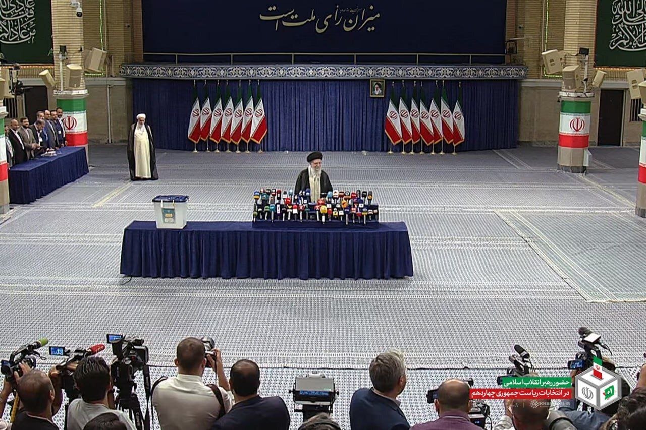 لحظه رای دادن رهبر انقلاب در انتخابات ریاست جمهوری