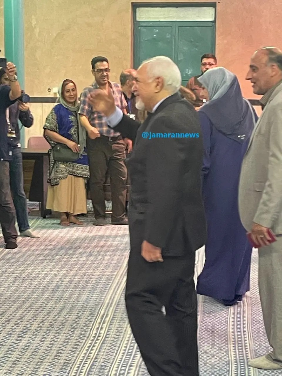 تصاویری از حضور ظریف و همسرش در حسینیه جماران