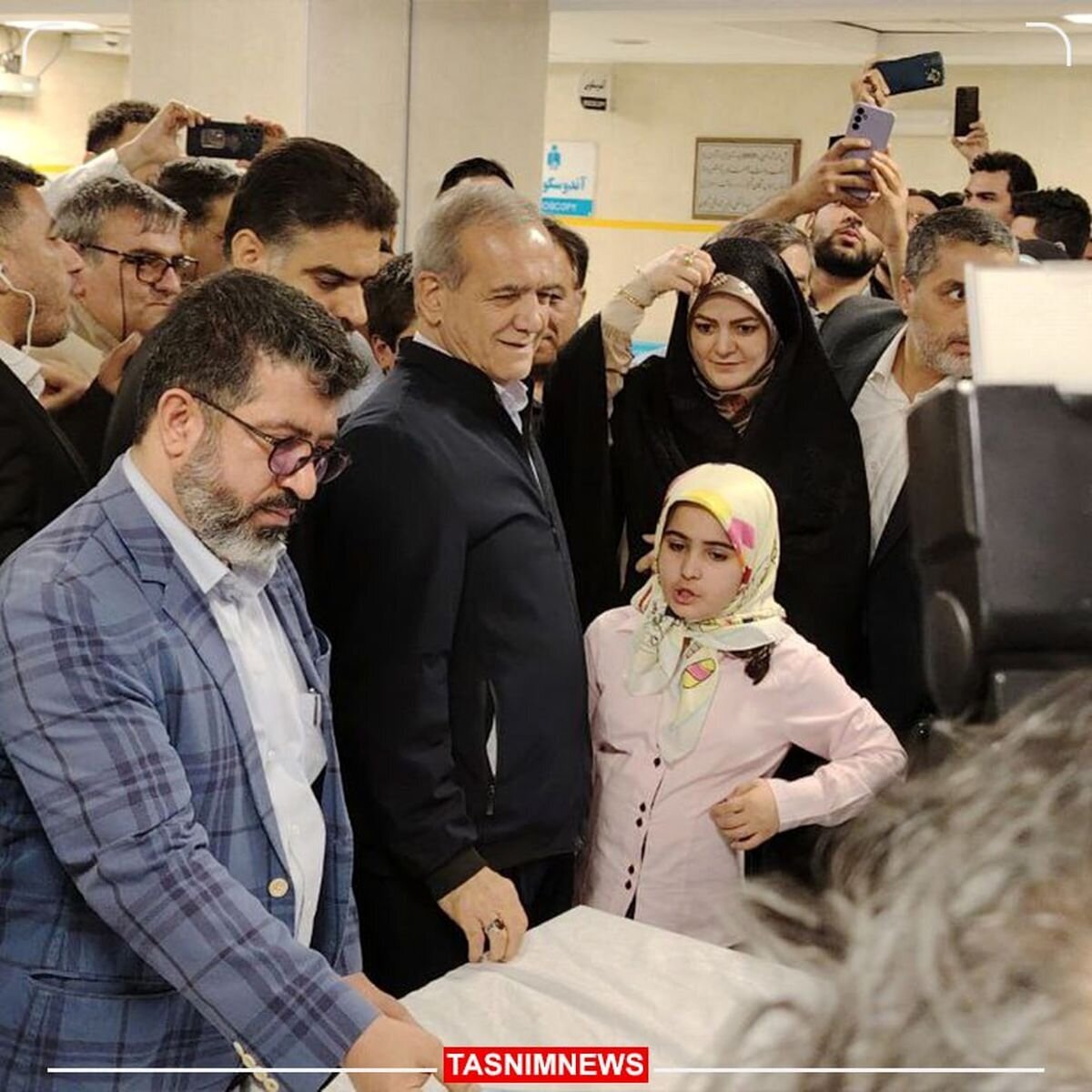 دختر و نوه مسعود پزشکیان در پای صندوق رأی +تصاویر