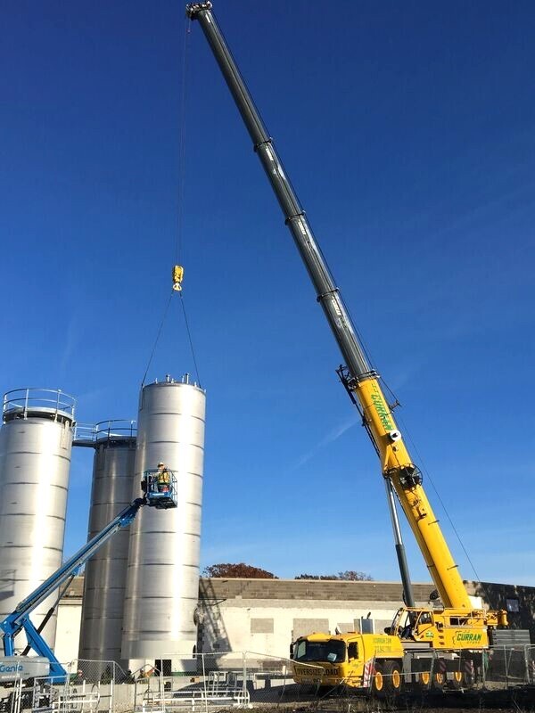 کاربرد جرثقیل در نصب سیلو سیمان و بچینگ کاربرد جرثقیل در نصب سیلو سیمان و بچینگ