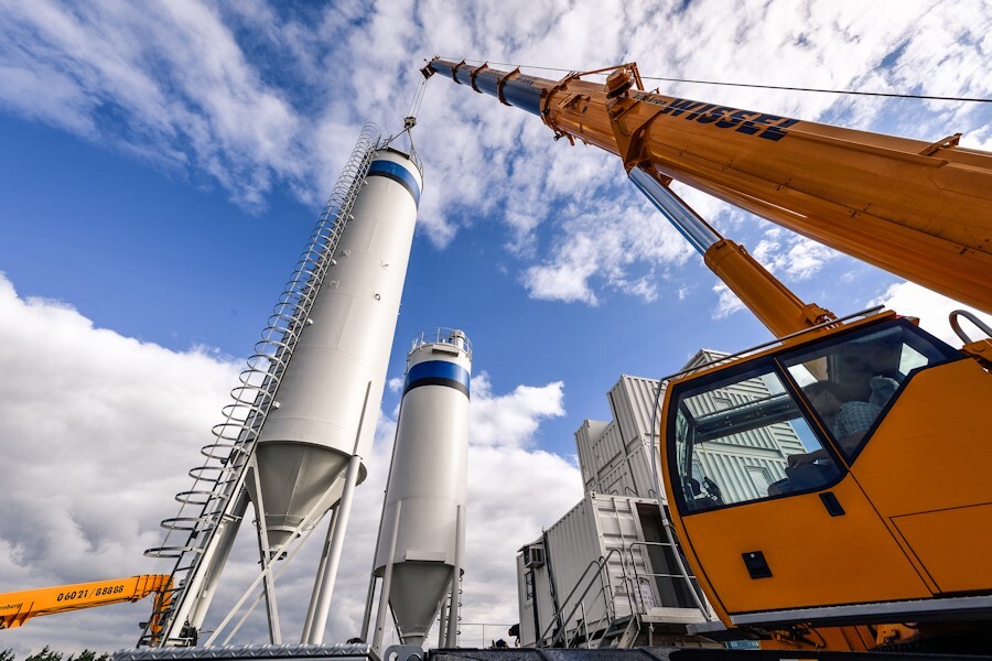 کاربرد جرثقیل در نصب سیلو سیمان و بچینگ کاربرد جرثقیل در نصب سیلو سیمان و بچینگ