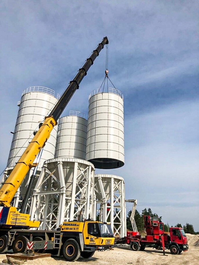 کاربرد جرثقیل در نصب سیلو سیمان و بچینگ کاربرد جرثقیل در نصب سیلو سیمان و بچینگ