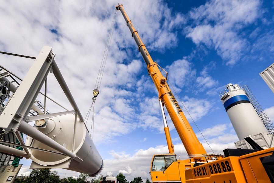 کاربرد جرثقیل در نصب سیلو سیمان و بچینگ کاربرد جرثقیل در نصب سیلو سیمان و بچینگ