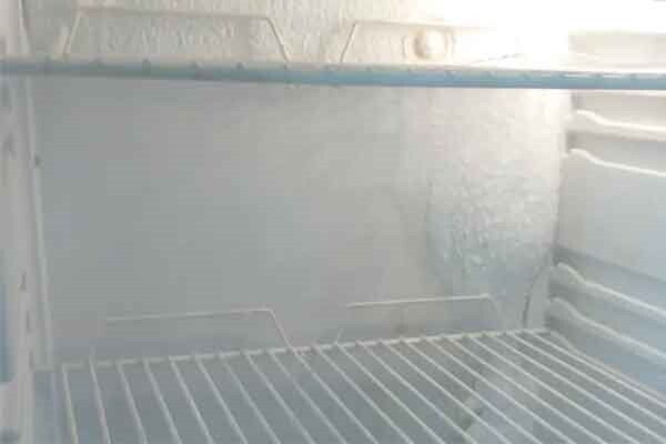 علت یخ زدن داخل یخچال بدون برفک چیست؟ علت یخ زدن داخل یخچال بدون برفک چیست؟