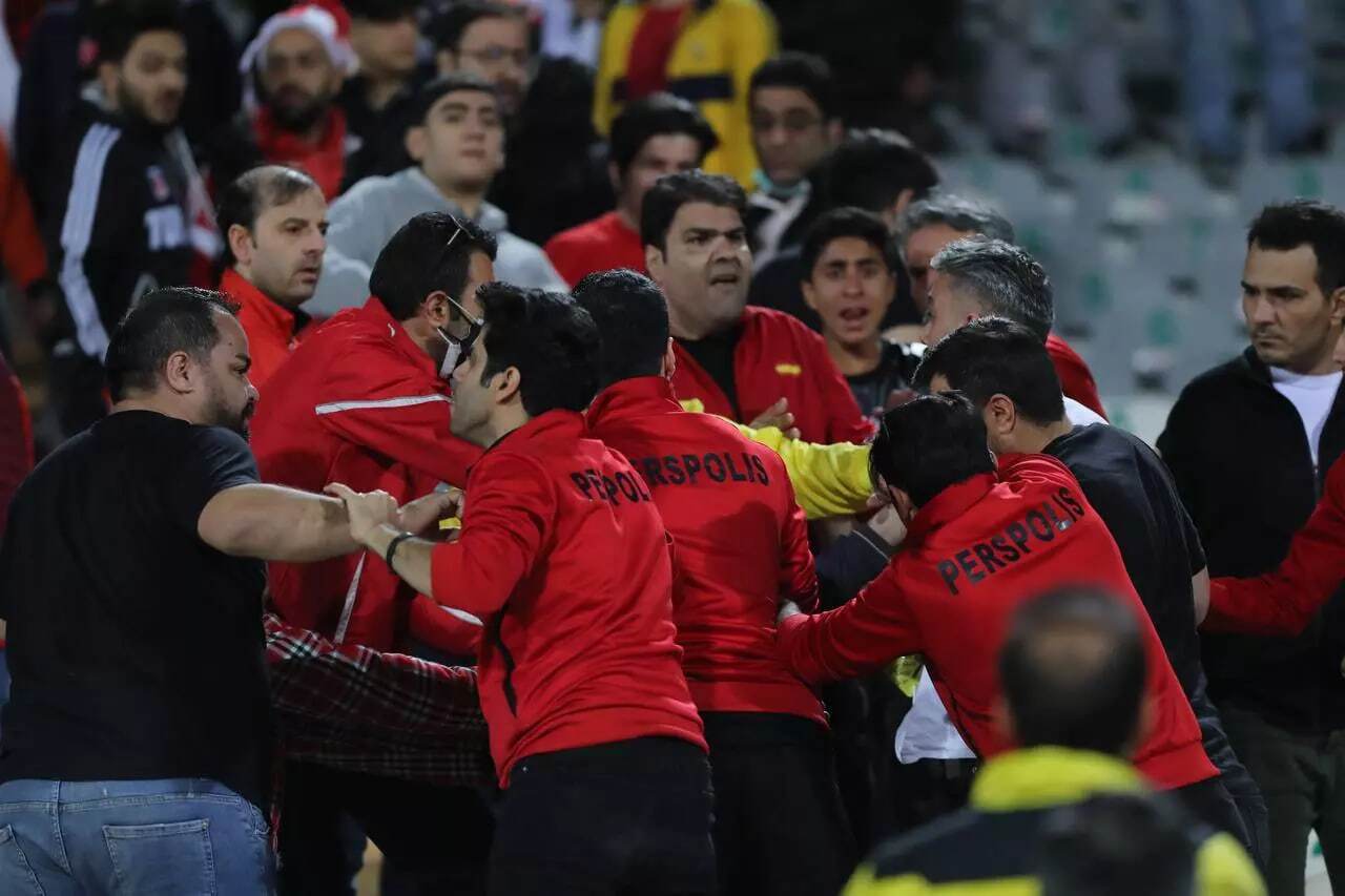 درگیری شدید هواداران پرسپولیس روی سکوهای ورزشگاه تختی اراک+ فیلم درگیری شدید هواداران پرسپولیس روی سکوهای ورزشگاه تختی اراک+ فیلم