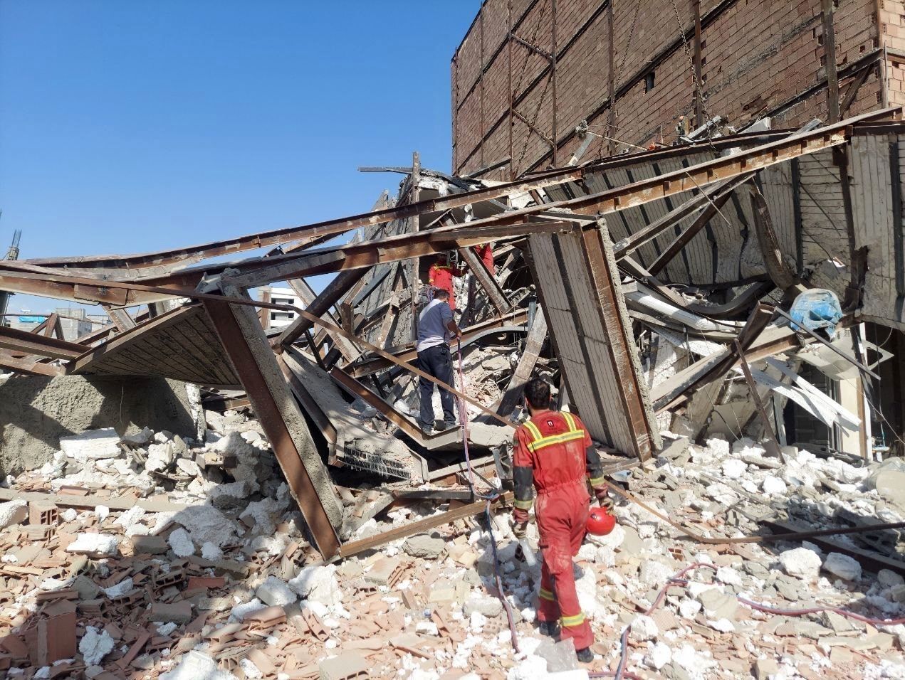 ببینید| لحظه هولناک فرو ریختن ساختمان نوساز در مازندران! ببینید| لحظه هولناک فرو ریختن ساختمان نوساز در مازندران!