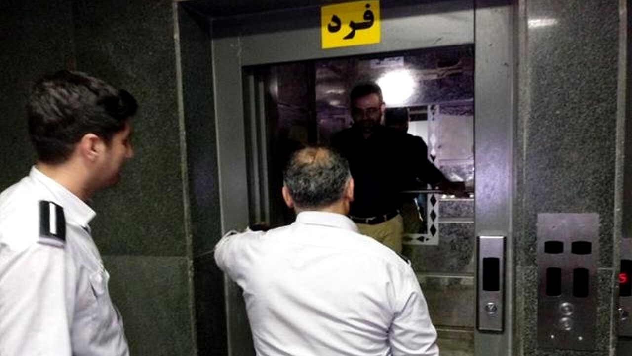 قطع برق در اصفهان ۱۴۵ نفر را در آسانسور حبس کرد! قطع برق در اصفهان ۱۴۵ نفر را در آسانسور حبس کرد!