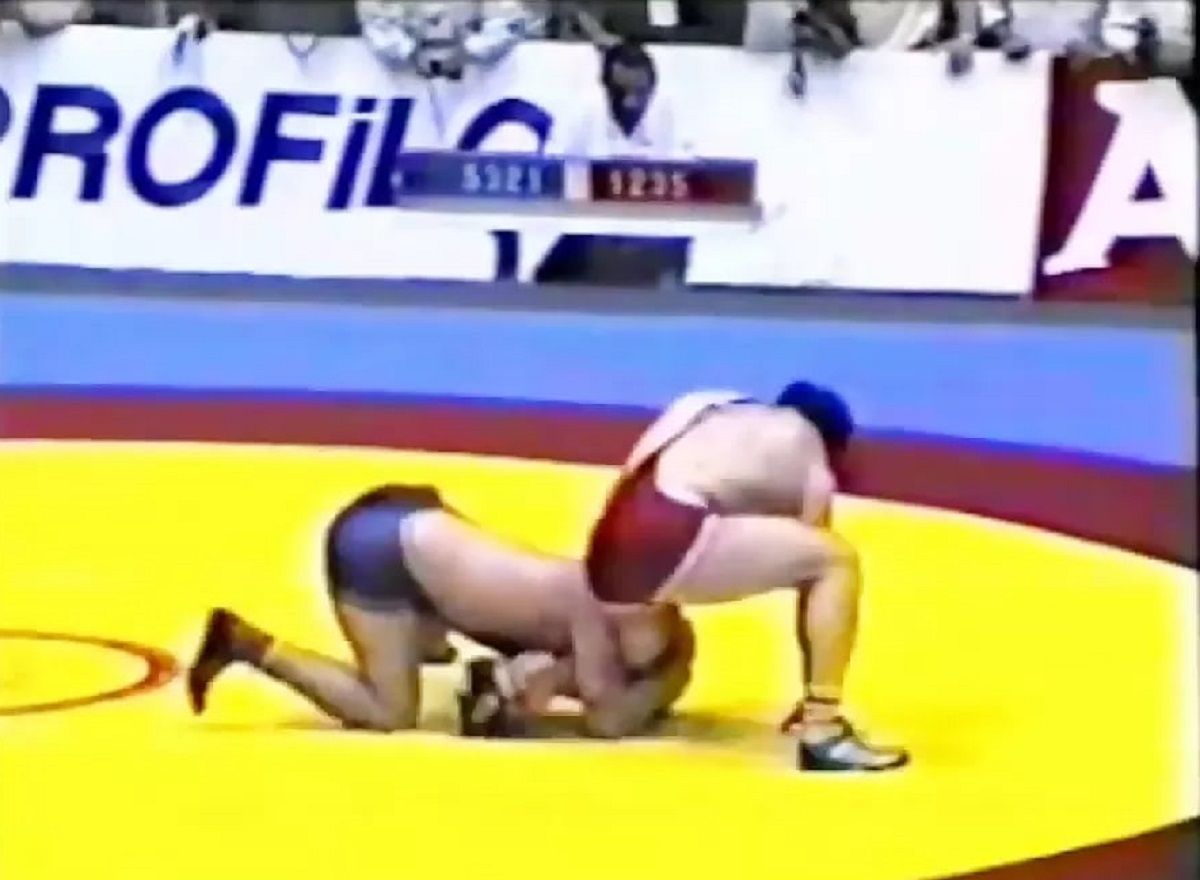 ببینید| واکنش دیدنی رسول خادم با کشتی گیری که با او دست نداد ببینید| واکنش دیدنی رسول خادم با کشتی گیری که با او دست نداد