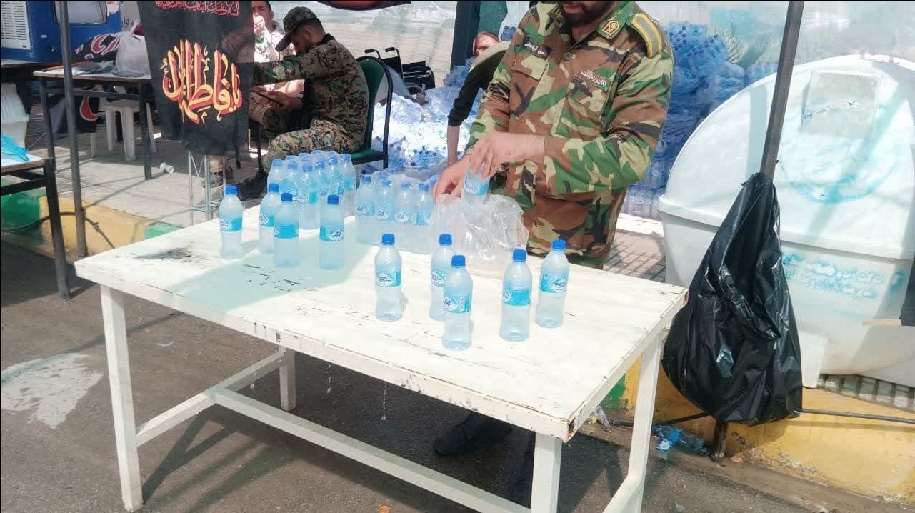 توزیع آب زمزم میان زائران کربلای حسینی توزیع آب زمزم میان زائران کربلای حسینی