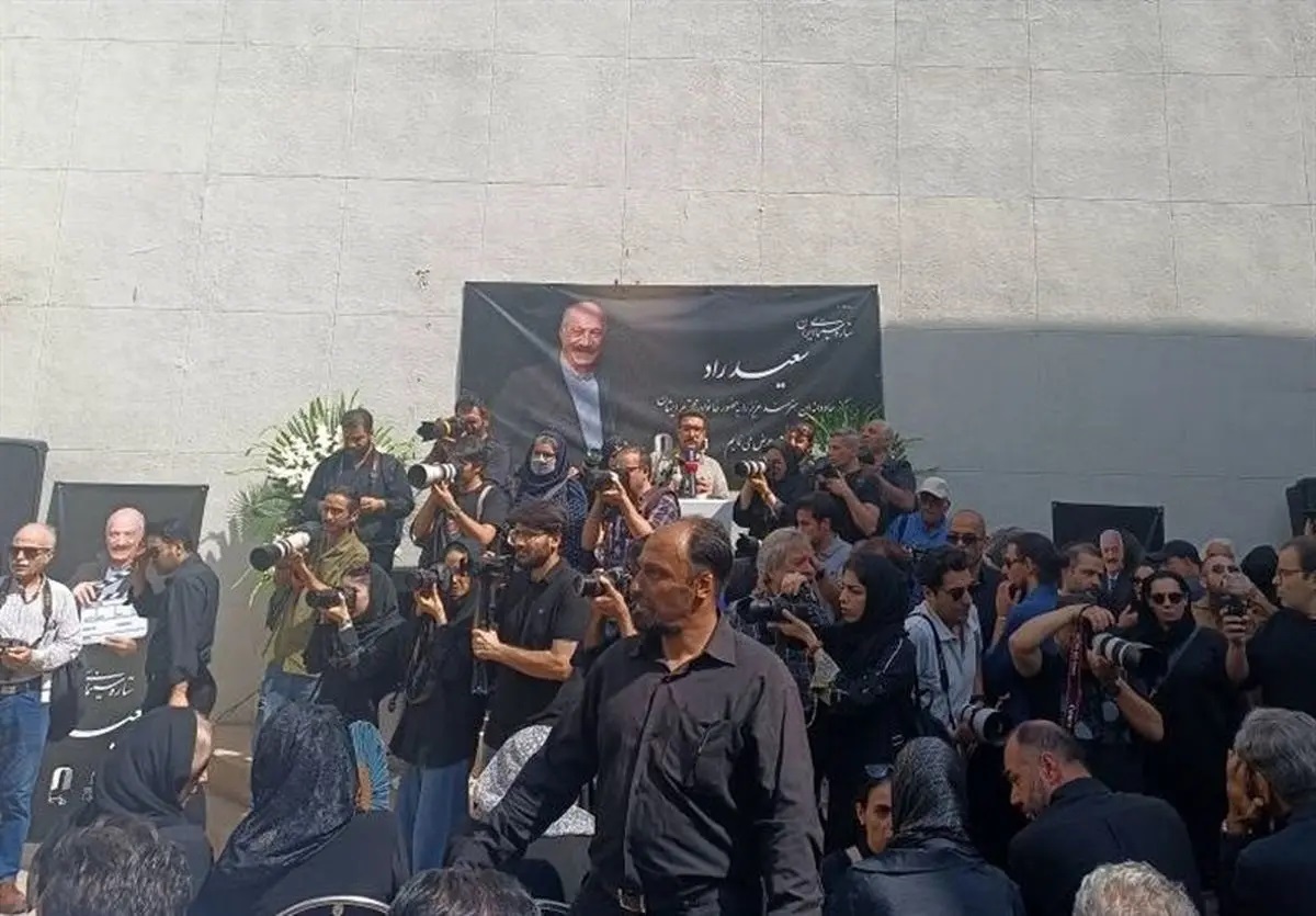 ببینید| بی تابی دختر زنده یاد سعیدراد در مراسم تشییع ببینید| بی تابی دختر زنده یاد سعیدراد در مراسم تشییع