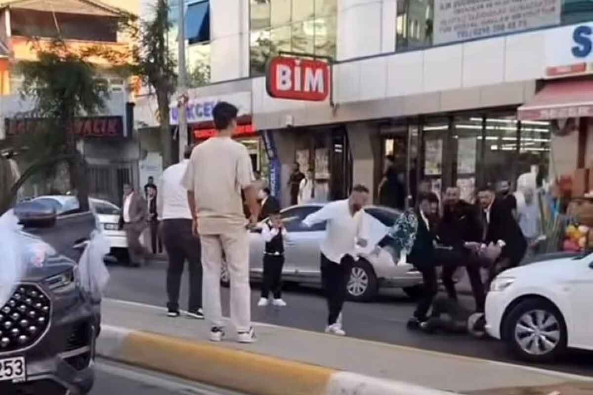 ببینید| درگیری وحشیانه خانواده عروس و داماد وسط خیابان! ببینید| درگیری وحشیانه خانواده عروس و داماد وسط خیابان!