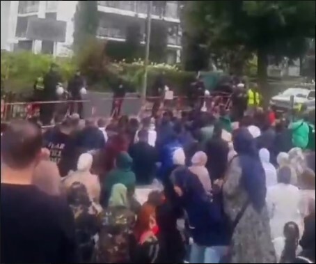 نماز جمعه مقابل مرکز اسلامی هامبورگ