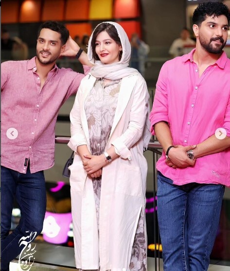 شوخی و خنده هنرپیشههای پول و پارتی در اکران مردمی + عکسها شوخی و خنده هنرپیشههای پول و پارتی در اکران مردمی + عکسها