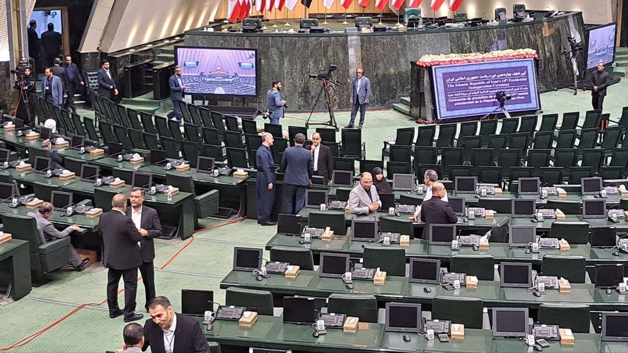 تصویری از وحید حقانیان در مجلس پیش از آغاز مراسم تحلیف تصویری از وحید حقانیان در مجلس پیش از آغاز مراسم تحلیف