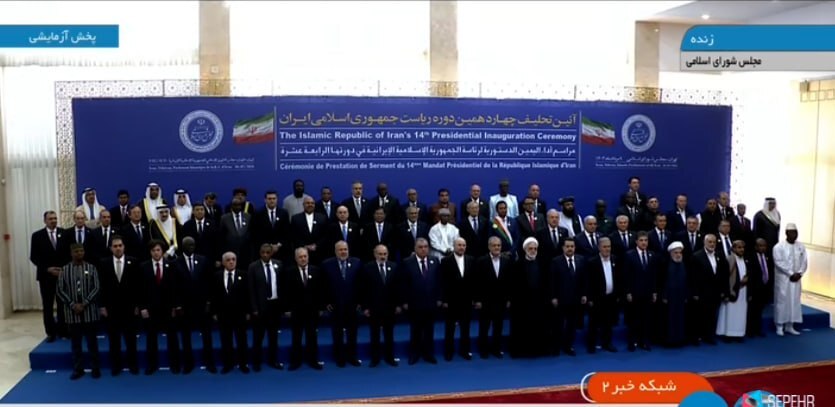 ببینید| لحظه ثبت عکس یاد بود میهمانان در مراسم تحلیف