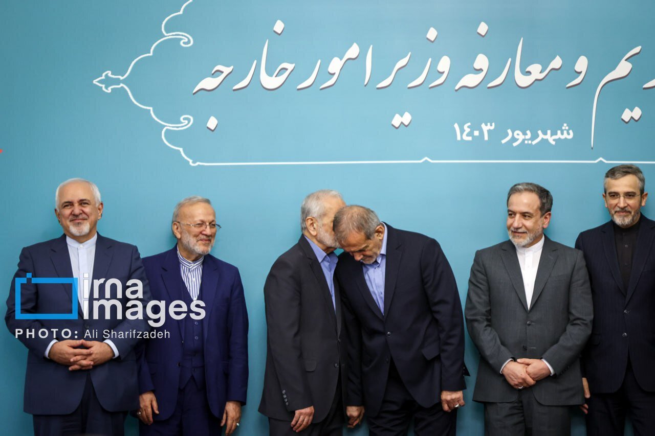 ماجرای حرفهای درگوشی خرازی و پزشکیان چه بود؟ ماجرای حرفهای درگوشی خرازی و پزشکیان چه بود؟