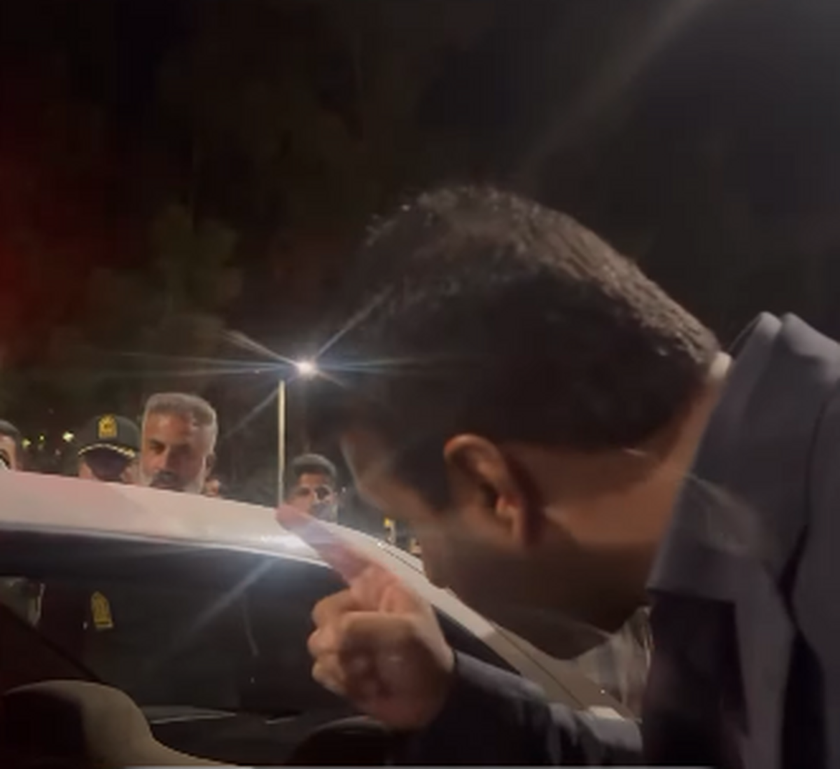 ببینید| حضور دادستان سیرجان در خانه یک قمه کش و دستگیری وی ببینید| حضور دادستان سیرجان در خانه یک قمه کش و دستگیری وی