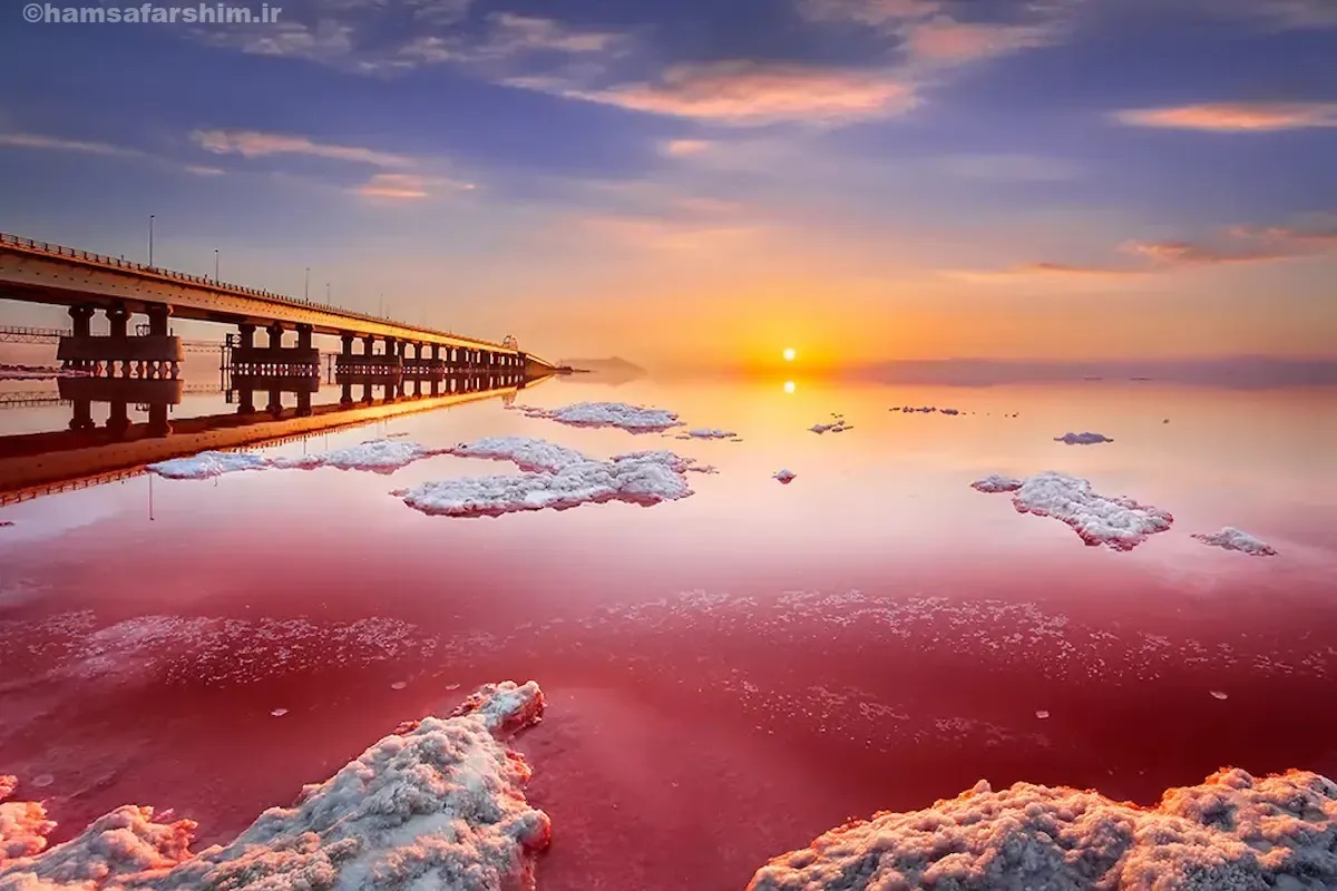 ببینید| آب دریاچه ارومیه قرمز شد ببینید| آب دریاچه ارومیه قرمز شد