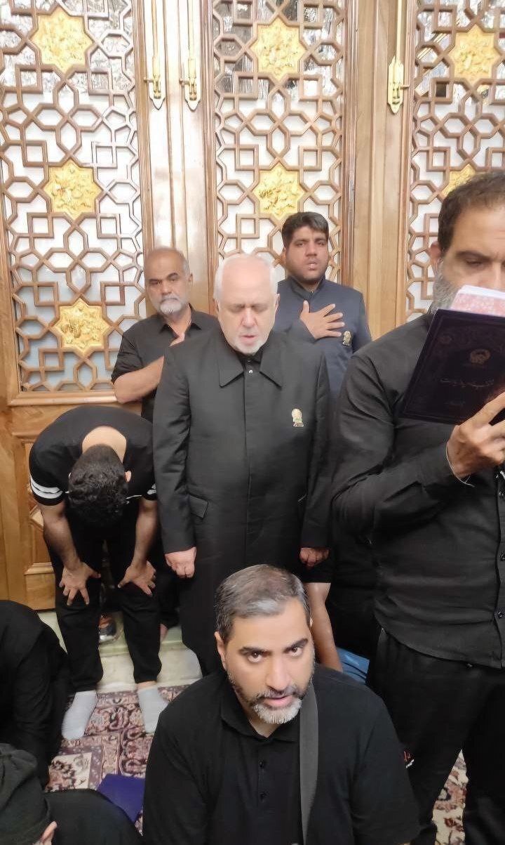 عکس| حضور ظریف در حرم امام رضا (ع) با لباس خادمی عکس| حضور ظریف در حرم امام رضا (ع) با لباس خادمی