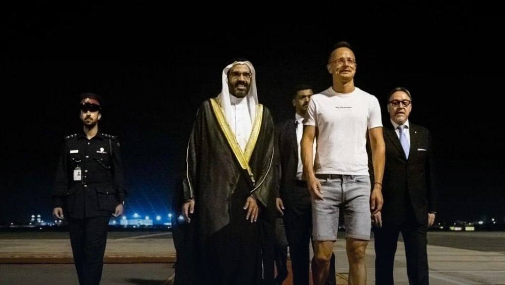 استایل جنجالی وزیر خارجه مجارستان در سفر رسمی به بحرین استایل جنجالی وزیر خارجه مجارستان در سفر رسمی به بحرین