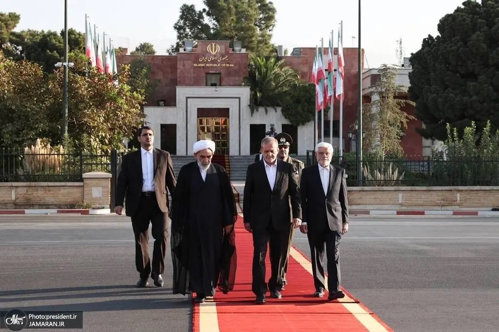 کدام عضو دفتر رهبری، پزشکیان را برای سفر به عراق بدرقه کرد؟ + تصاویر کدام عضو دفتر رهبری، پزشکیان را برای سفر به عراق بدرقه کرد؟ + تصاویر