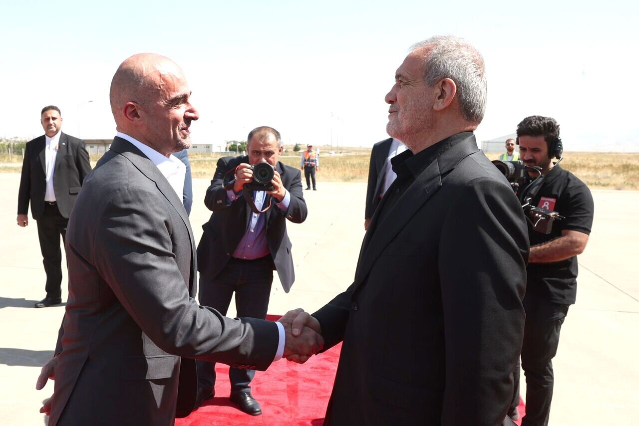 ببینید | رفتارهای عجیب بافل طالبانی در دیدار با پزشکیان ببینید | رفتارهای عجیب بافل طالبانی در دیدار با پزشکیان