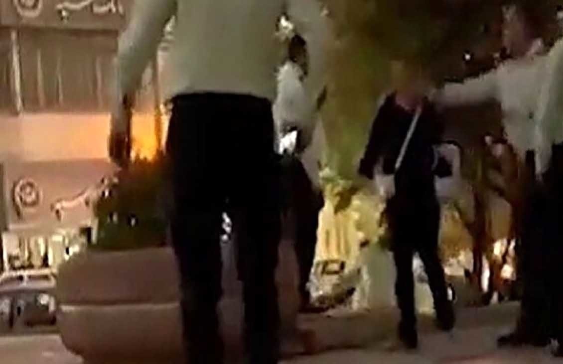 ببینید| ویدیوی تلخ حمله اراذل و اوباش به پلیس قدیمی است / عاملان همان زمان بازداشت و مجازات شدند ببینید| ویدیوی تلخ حمله اراذل و اوباش به پلیس قدیمی است / عاملان همان زمان بازداشت و مجازات شدند