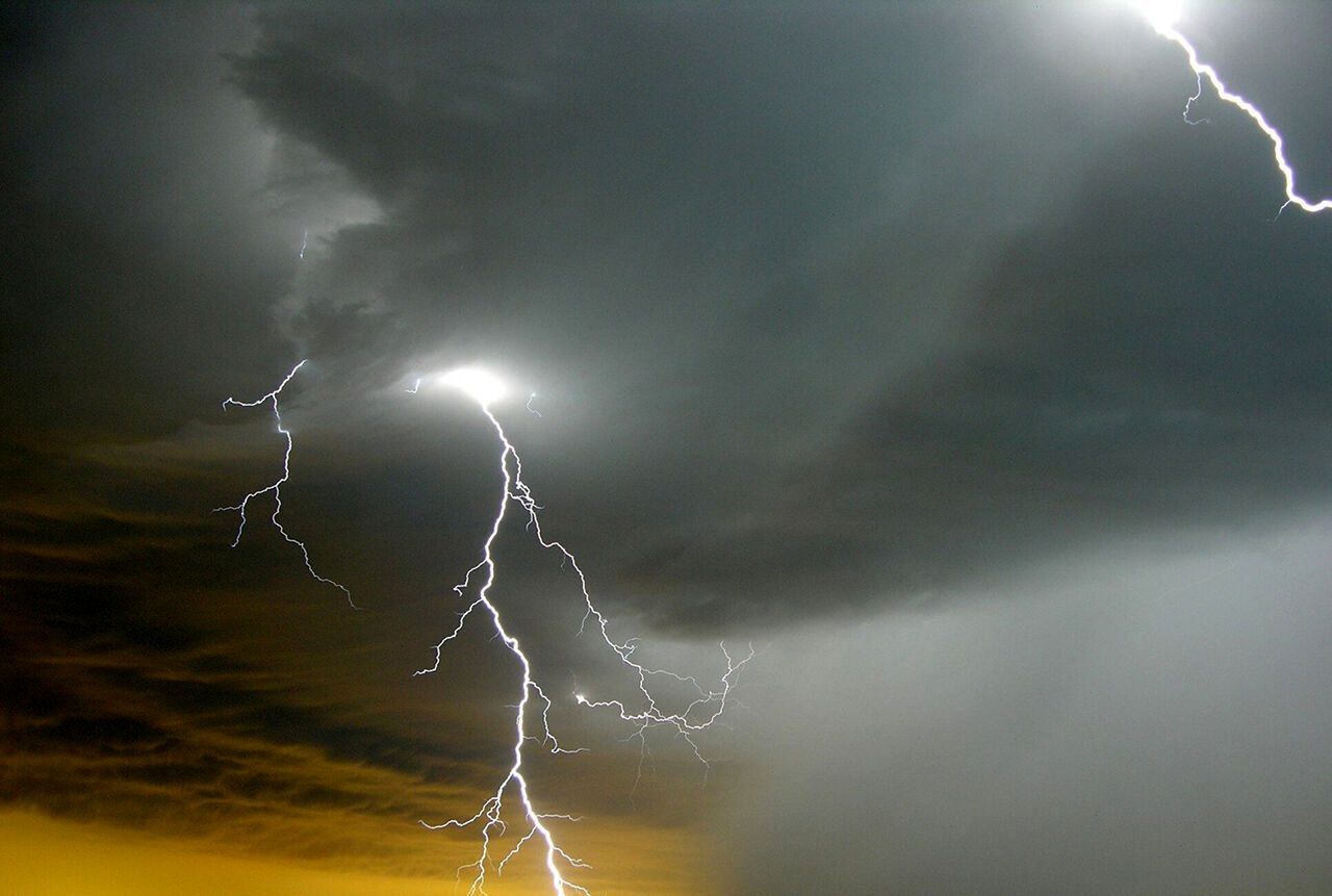 ببینید | لحظه برخورد صاعقه به دریاچه چیتگر