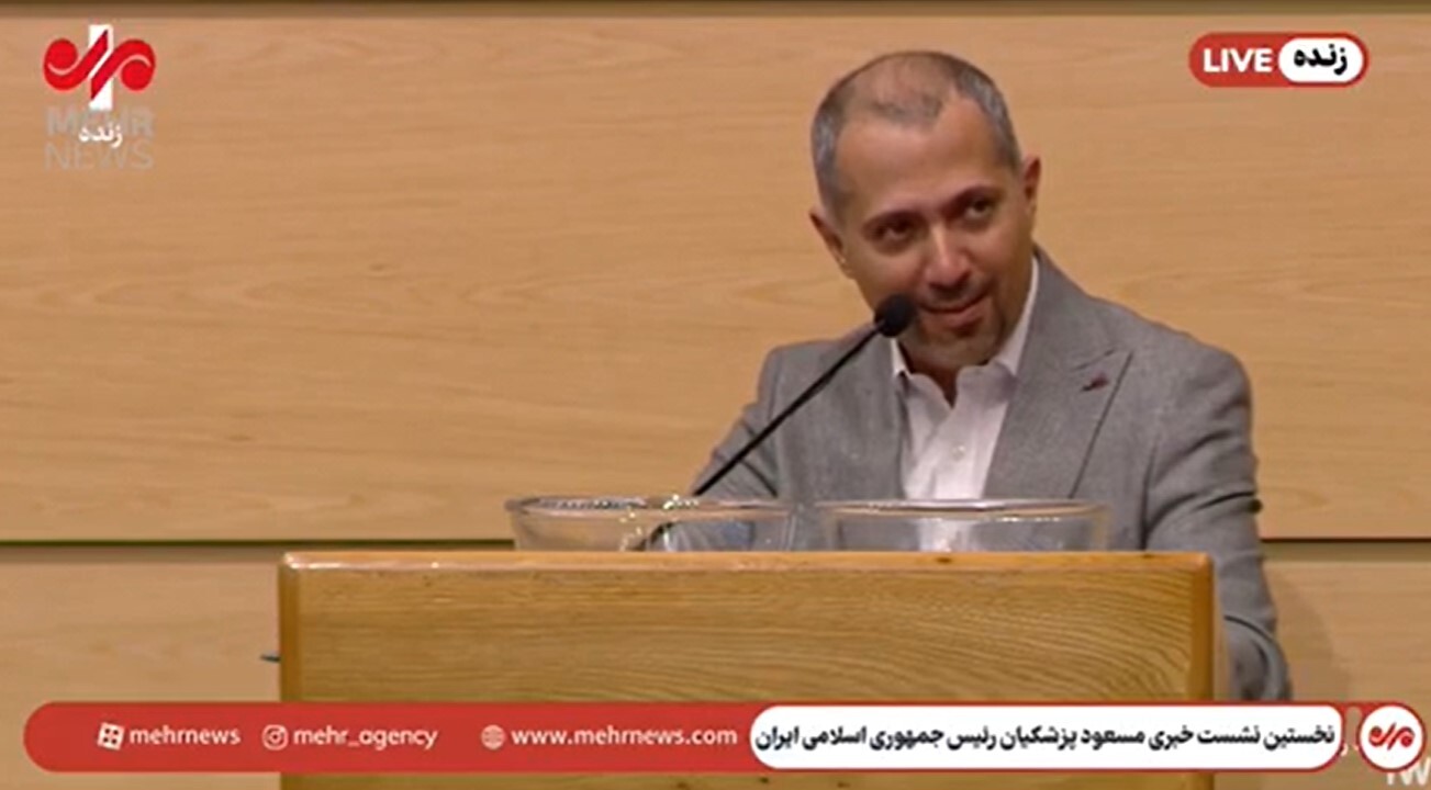 پزشکیان در واکنش به درخواست مجری برای خلاصهگویی: مشکلات مملکت را در یک جمله بگویم؟ پزشکیان در واکنش به درخواست مجری برای خلاصهگویی: مشکلات مملکت را در یک جمله بگویم؟