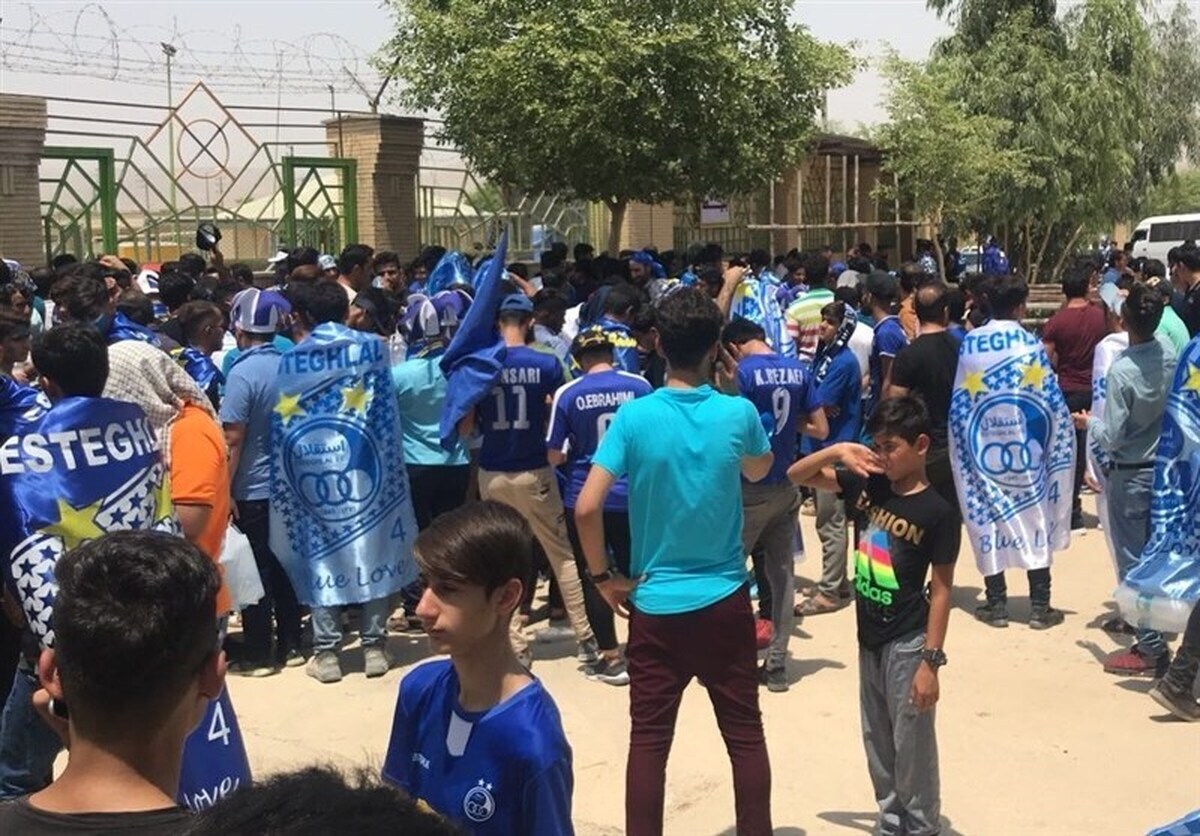 ببینید| ازدحام هواداران استقلال برای تهیه بلیت بازی با الغرافه ببینید| ازدحام هواداران استقلال برای تهیه بلیت بازی با الغرافه