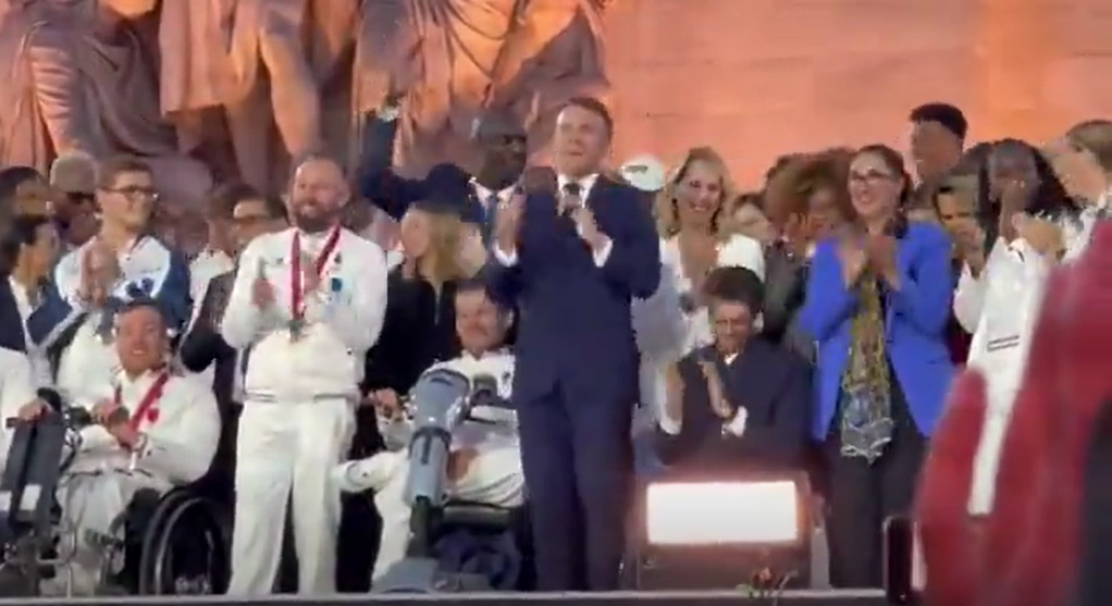 ببینید| این ویدیو از رفتار عجیب مکرون پربازید شده ببینید| این ویدیو از رفتار عجیب مکرون پربازید شده