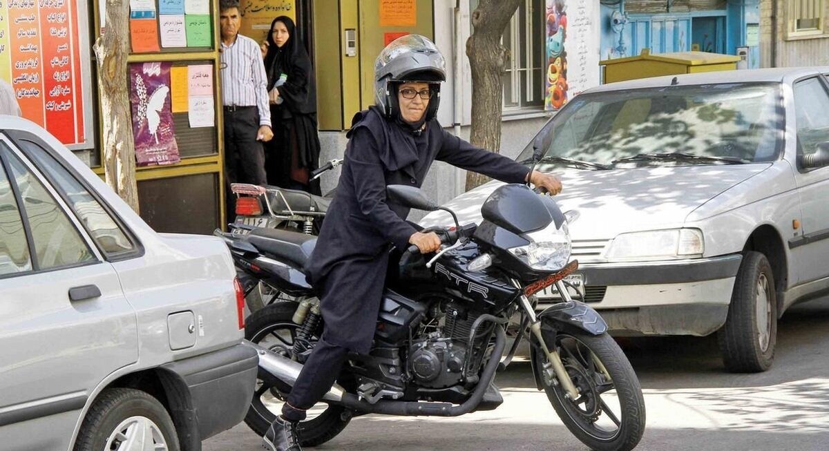 ببینید| قانون در مورد موتورسواری خانمها چه میگوید؟ ببینید| قانون در مورد موتورسواری خانمها چه میگوید؟