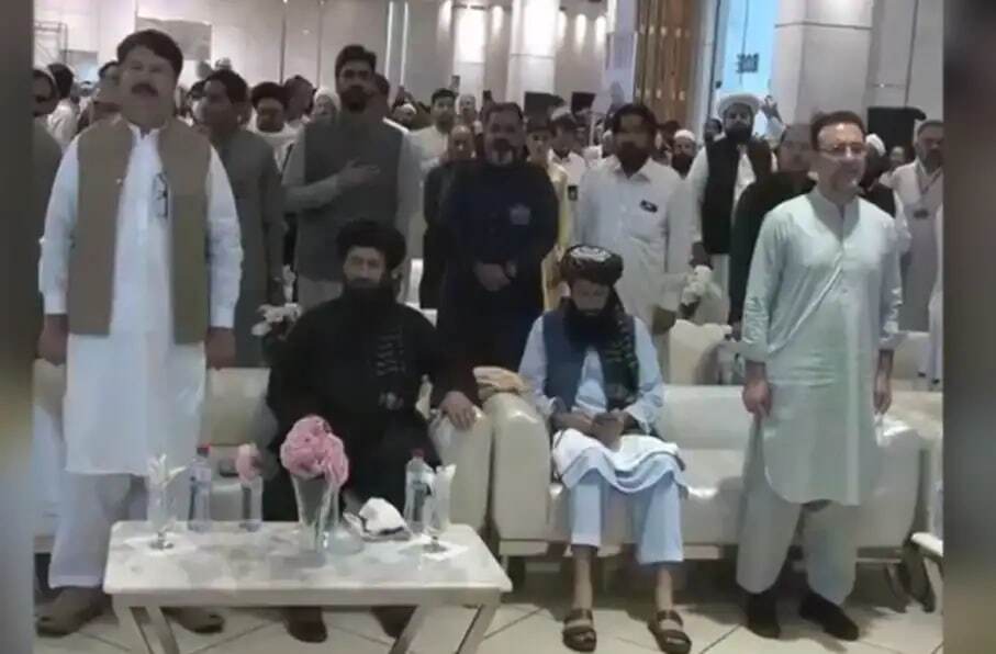 ببینید| جنجال جدید طالبان در تهران / بی حرمتی نماینده طالبان به سرود ملی ایران ببینید| جنجال جدید طالبان در تهران / بی حرمتی نماینده طالبان به سرود ملی ایران