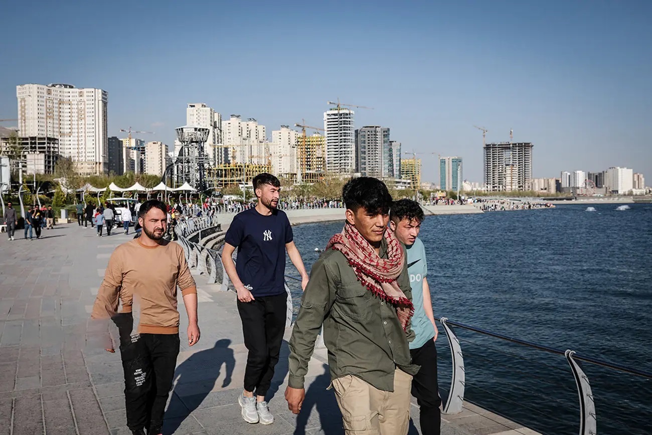 بنر پلیس درباره حضور مهاجران افغان در دریاچه چیتگر جنجالی شد! بنر پلیس درباره حضور مهاجران افغان در دریاچه چیتگر جنجالی شد!