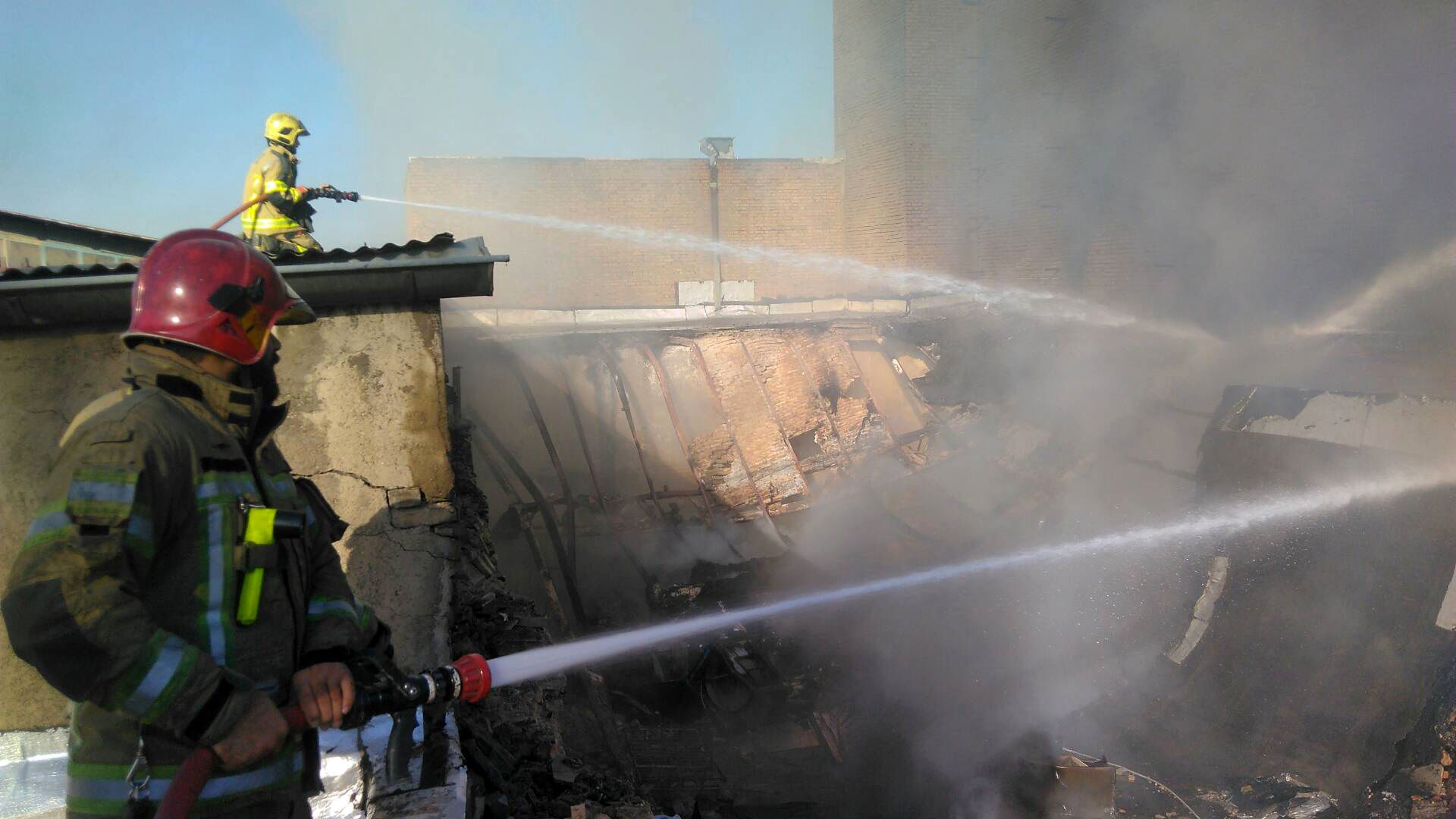 ببینید | حریق گسترده انبار کالا در خیابان شهید رجایی تهران ببینید | حریق گسترده انبار کالا در خیابان شهید رجایی تهران