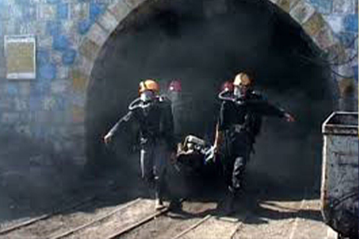 فوری/ نجات یکی از معدنچیان زیر آوار در طبس فوری/ نجات یکی از معدنچیان زیر آوار در طبس