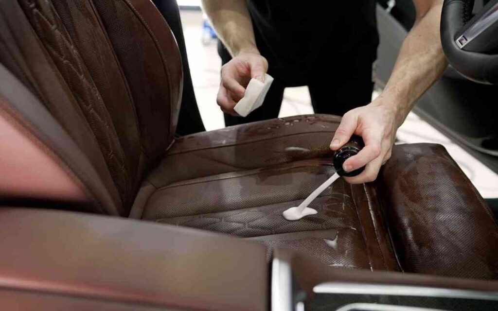 چگونه از ترک خوردن چرم صندلی خودرو جلوگیری کنیم؟ چگونه از ترک خوردن چرم صندلی خودرو جلوگیری کنیم؟