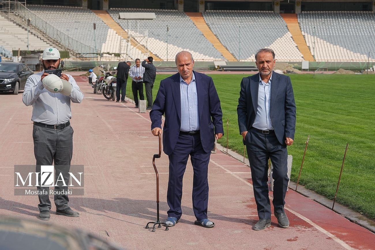 عکس| مهدی تاج با عصا و دمپایی به آزادی رفت عکس| مهدی تاج با عصا و دمپایی به آزادی رفت