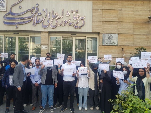 پزشکی به چه قیمتی؟! | دانشگاه آزاد دانشجویان معترض را از سر باز کرد پزشکی به چه قیمتی؟! | دانشگاه آزاد دانشجویان معترض را از سر باز کرد