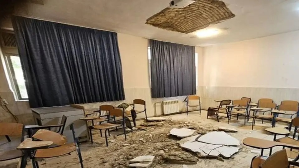 آسیبدیدگی دانشآموزان یک مدرسه در اصفهان بر اثر ریزش سقف آسیبدیدگی دانشآموزان یک مدرسه در اصفهان بر اثر ریزش سقف