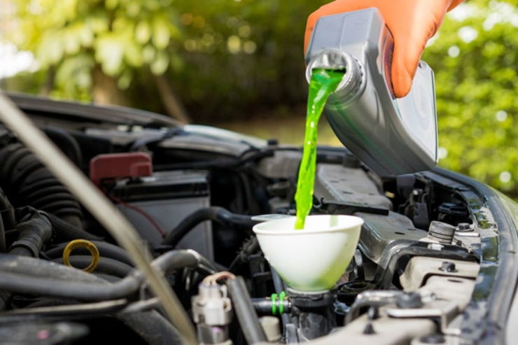 معرفی شش مایع حیاتی خودرو و زمان مناسب برای بررسی و تعویض آنها معرفی شش مایع حیاتی خودرو و زمان مناسب برای بررسی و تعویض آنها