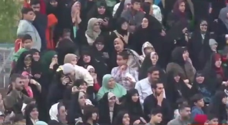 ببینید| اختلاط تماشاگران زن و مرد در دیدار تیم فوتبال مداحان و اهالی رسانه ببینید| اختلاط تماشاگران زن و مرد در دیدار تیم فوتبال مداحان و اهالی رسانه