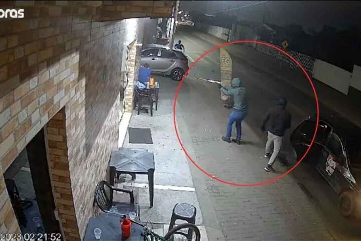 ببینید| لحظه هولناک حمله و قتل در یک سالن غذاخوری ببینید| لحظه هولناک حمله و قتل در یک سالن غذاخوری