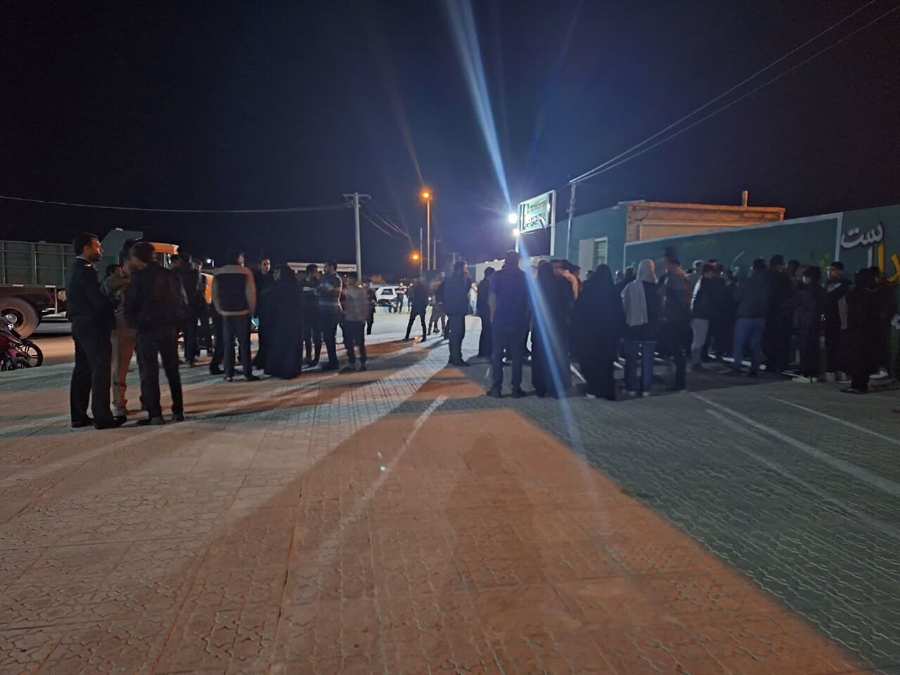 ببینید| حمله با لودر به معترضان تخریب جاده بافق به بهاباد! ببینید| حمله با لودر به معترضان تخریب جاده بافق به بهاباد!