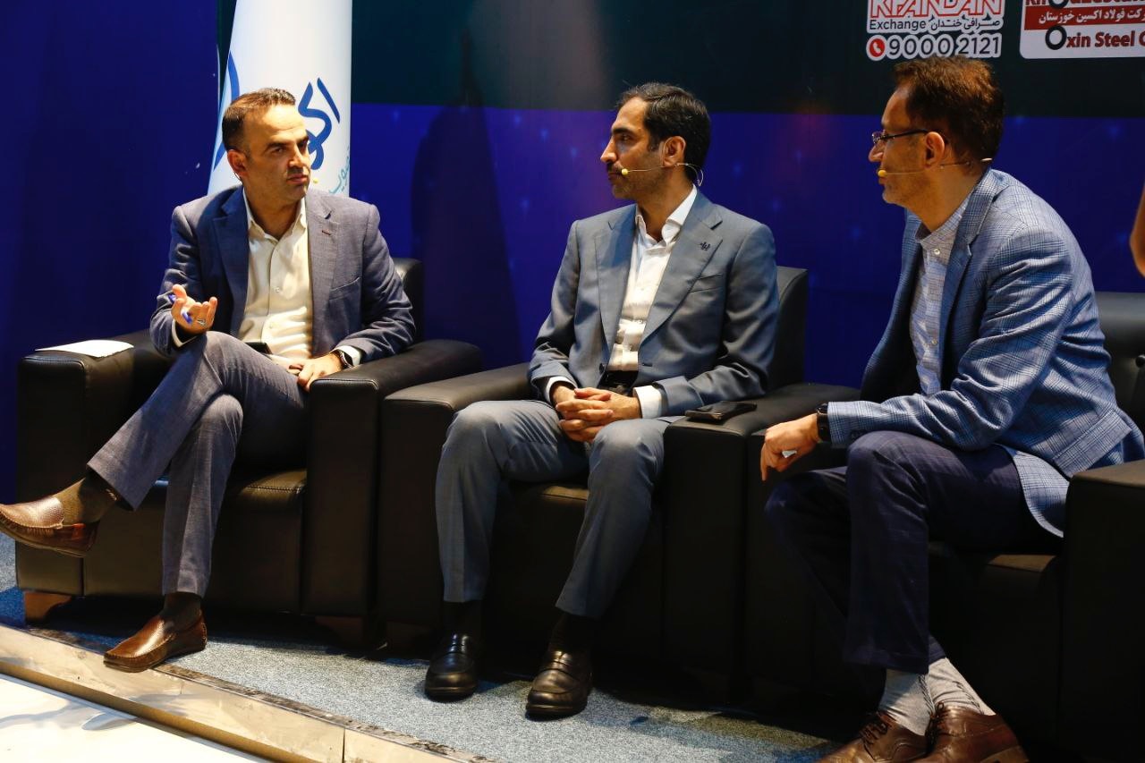 بانکداری خرد را به لندتکها و اپلیکیشنهای بانکی واگذار میکنیم بانکداری خرد را به لندتکها و اپلیکیشنهای بانکی واگذار میکنیم