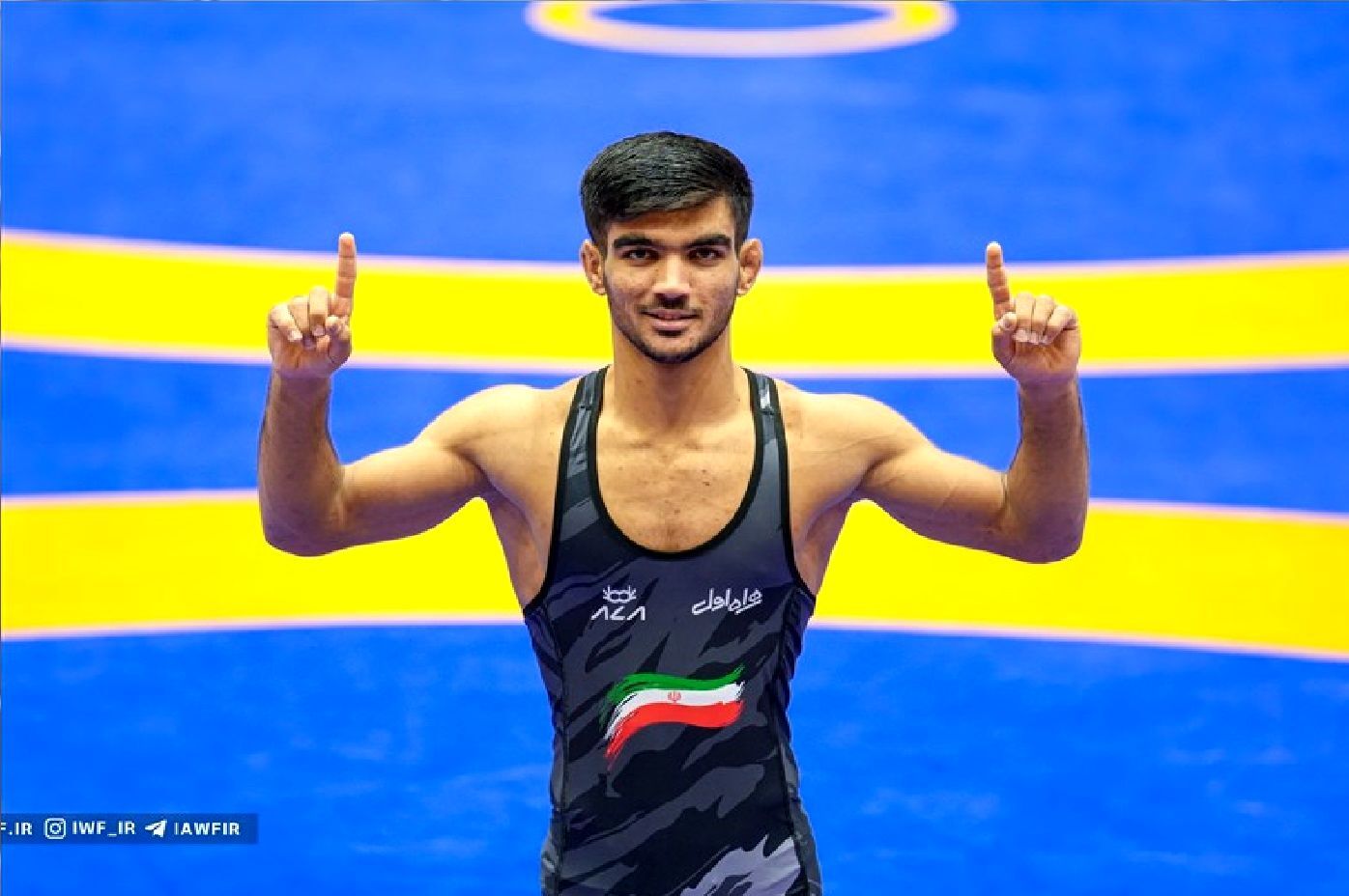 مدال طلا بر گردن کشتیگیر ۱۸ ساله ایران مدال طلا بر گردن کشتیگیر ۱۸ ساله ایران