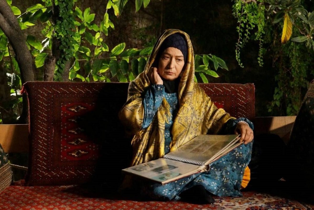 آزیتا حاجیان کیست؟ آزیتا حاجیان کیست؟