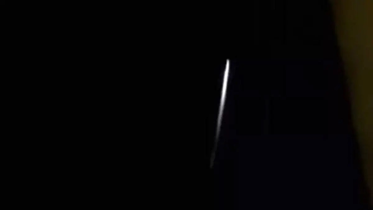 ببینید| دیده شدن شیء نورانی در آسمان تهران و برخی شهرهای شمالی ببینید| دیده شدن شیء نورانی در آسمان تهران و برخی شهرهای شمالی