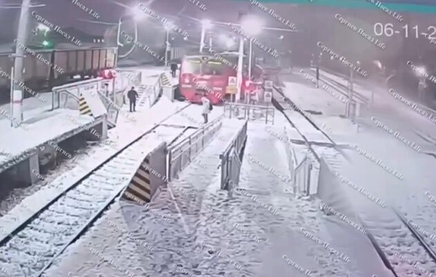 ببینید| سالم ماندن دختر جوان در حادثه عجیب قطار ببینید| سالم ماندن دختر جوان در حادثه عجیب قطار